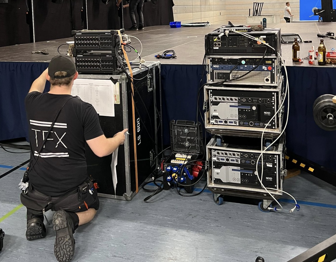 Crew arbeitet an der Technik