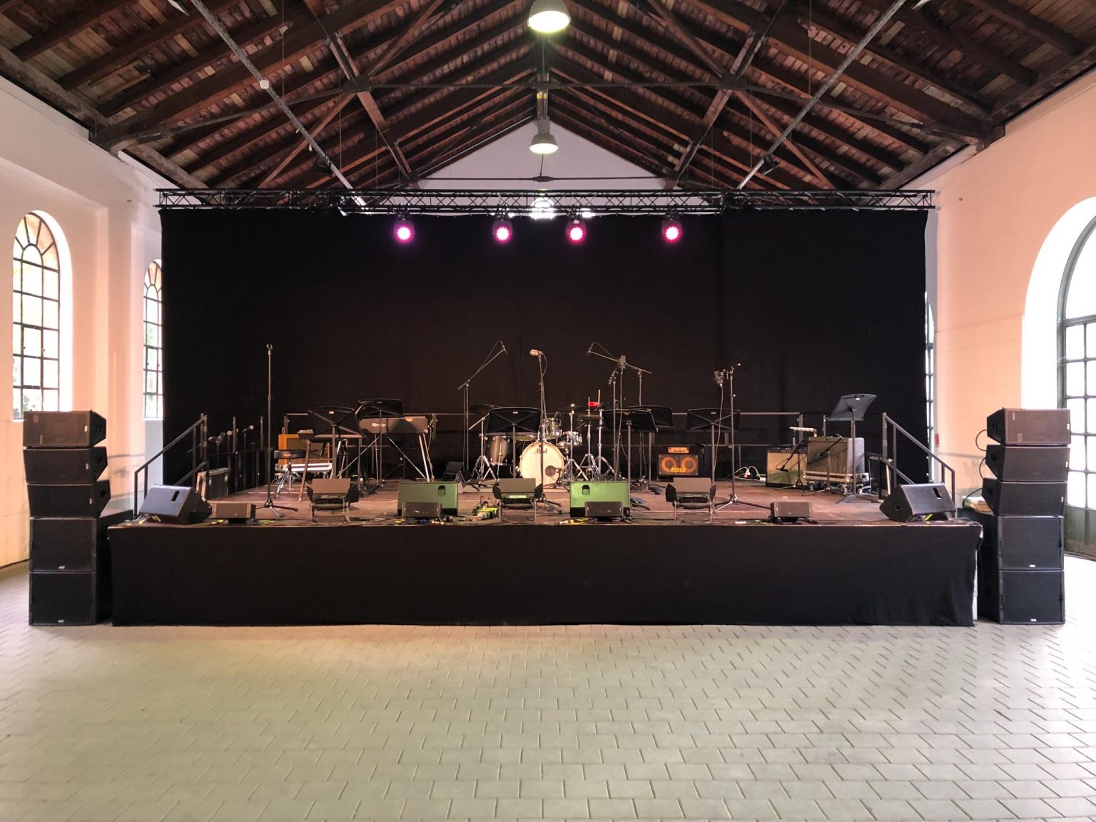Bühne mit Instrumenten