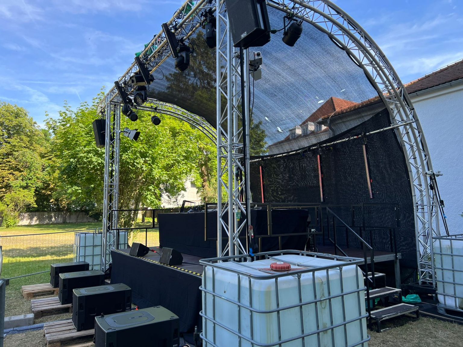 Bühnenaufbau der Hochschule mit dem Team