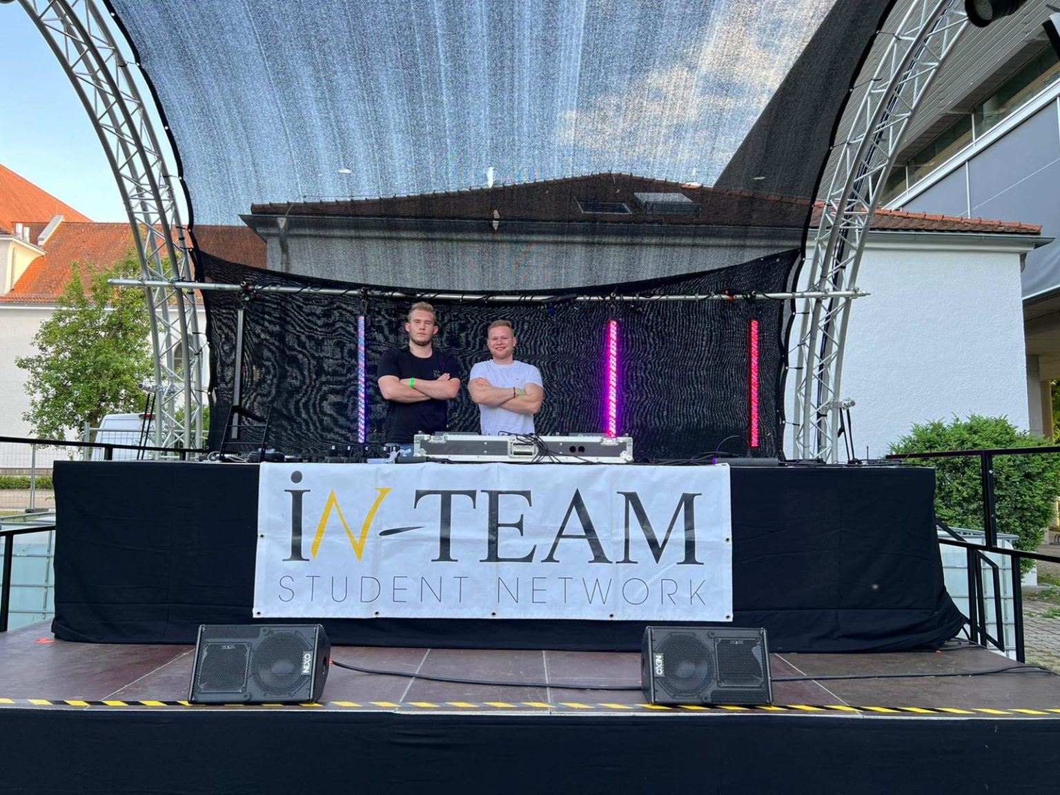 Bühnenaufbau der Hochschule mit dem Team