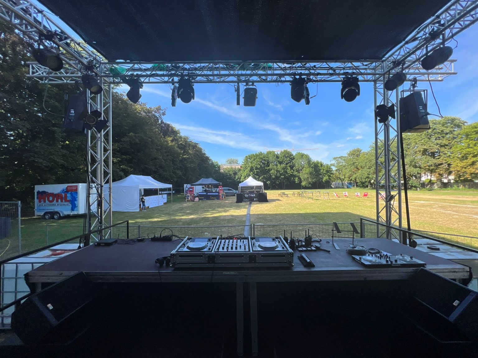 Bühnenaufbau der Hochschule mit dem Team